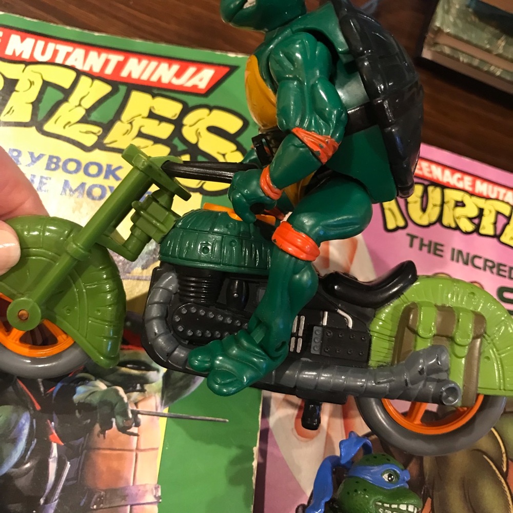 ~~~~~~~~~~~ SOLD__FOUR MOVEABLE NINJA TURTLES/THE NINJA TURTLE MOTORCYCLE/BOOKS - Picture 9 of 16